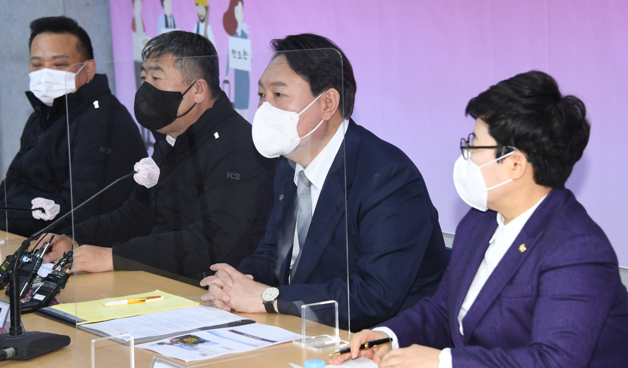 윤석열 국민의힘 대선 후보가 15일 오전 서울 여의도 한국노총에서 김동명 위원장 등 노총 관계자들이 참석한 가운데 정책간담회를 하고 있다. [연합]