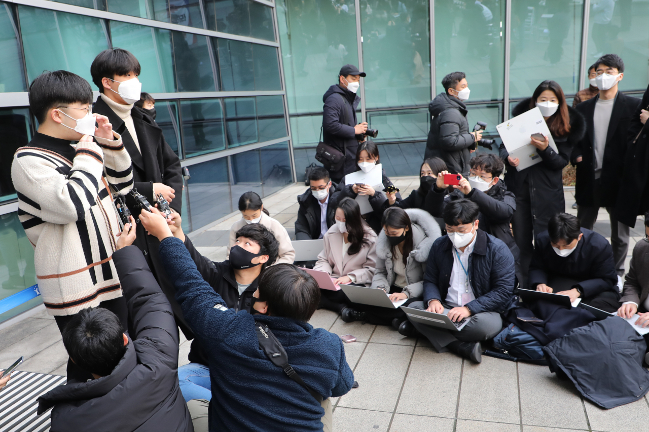 15일 서울 서초구 서울행정법원 앞에서 2022학년도 대학수학능력시험 생명과학Ⅱ 20번 문항 정답 취소 행정소송을 제기한 응시자들이 취재진의 질문에 답변하고 있다. [연합]