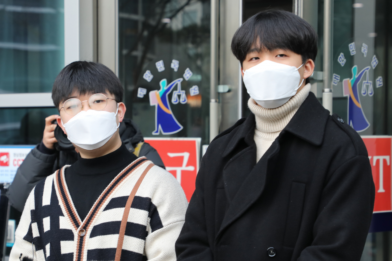 15일 서울행정법원 앞에서 2022학년도 대학수학능력시험 생명과학Ⅱ 20번 문항 정답 취소 행정소송을 제기한 응시자들이 취재진의 질문에 답하고 있다. 서울행정법원은 이날 수능 생명과학Ⅱ 응시자 92명이 한국교육과정평가원을 상대로 제기한 정답 결정 처분 취소소송에서 ‘원고 승소’ 판결을 선고했다. [연합]
