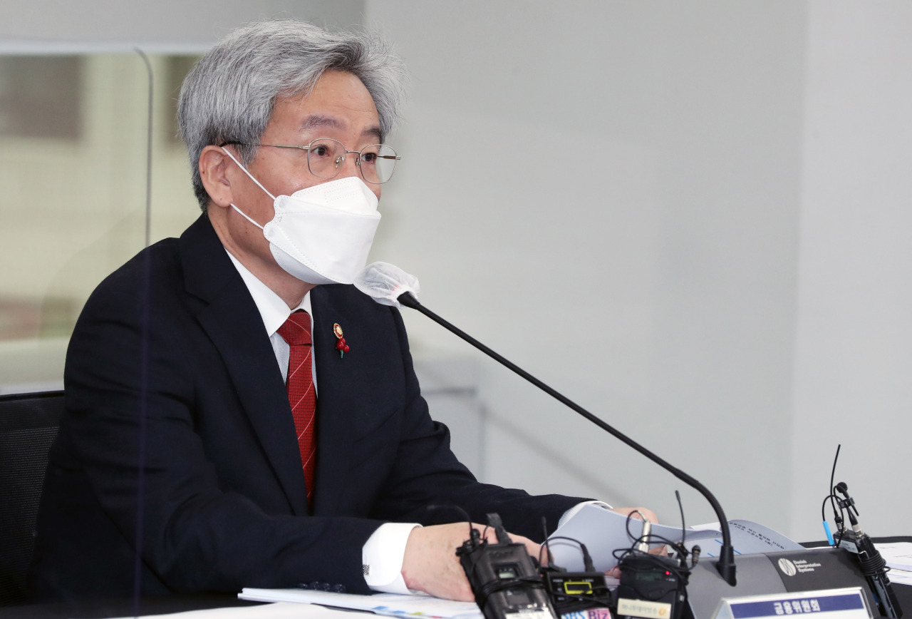 Financial Services Commission Chairman Koh Seung-beom speaks at a meeting with tech, insurance and credit card firms at Front One headquarters in Mapo-gu, Seoul on Wednesday. (Yonhap)