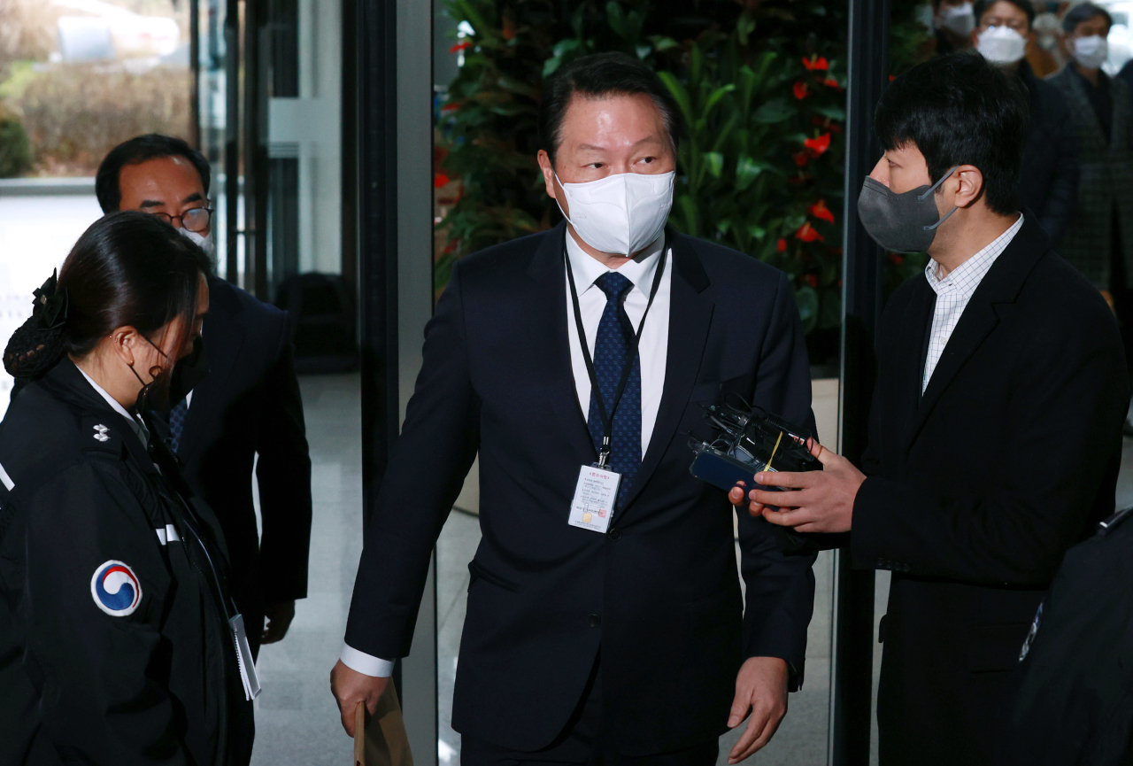 SK Group Chairman Chey Tae-won arrives at the govenrment complex building in the administrative city of Sejong on Wednesday. (Yonhap)