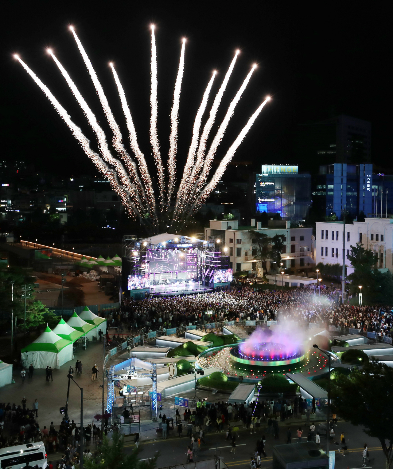 2019광주세계수영대회 개막을 앞두고 광주 5·18민주광장에서 열린 전야제에서 가수 공연 때 축포가 터지고 있다. 연합뉴스