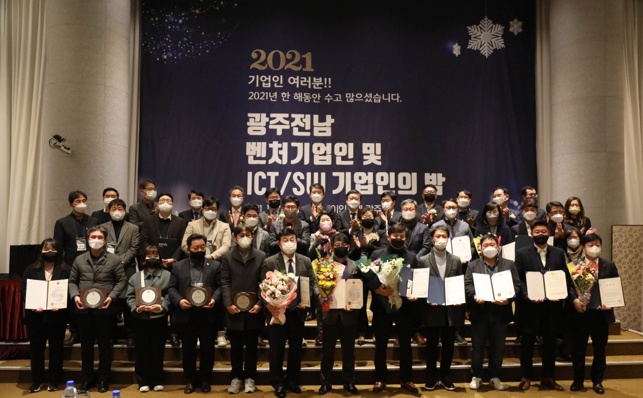 광주전남벤처기업협회는 14일 홀리데이인광주호텔에서 광주정보문화산업진흥원, 에너지밸리기업개발원과 함께 ‘2021 광주·전남 벤처기업인 및 정보통신기술, 소프트웨어 기업인의 밤’ 행사를 개최했다.