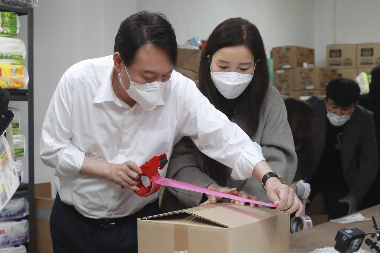 윤석열 국민의힘 대선 후보가 15일 오후 서울 성동구 가온한부모복지협의회를 찾아 한부모 가정에게 보낼 물품을 포장하고 있다. [연합]