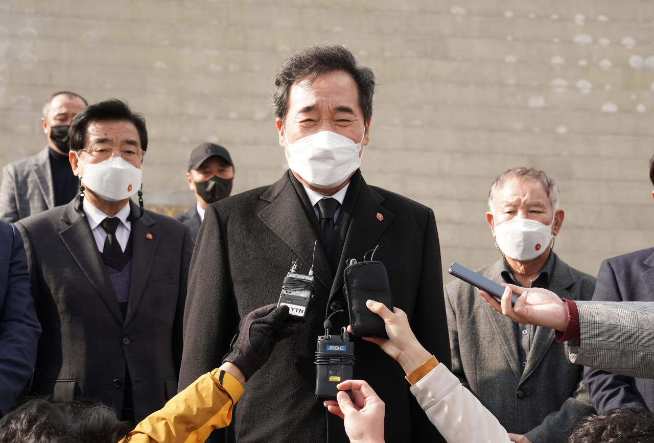 더불어민주당 대선 경선 주자였던 이낙연 전 대표가 3일 오전 제주시 봉개동 4·3평화공원을 찾아 참배한 뒤 기자들 질문에 답하고 있다. [연합]