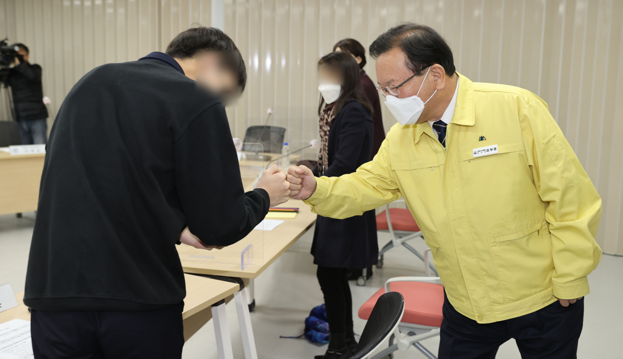 김부겸 국무총리가 15일 오전 서울 성동구 성동광진교육지원청에서 열린 코로나19 백신 청소년 접종 관련 학생·학부모 간담회에 입장하며 참석자들과 인사하고 있다. [연합]