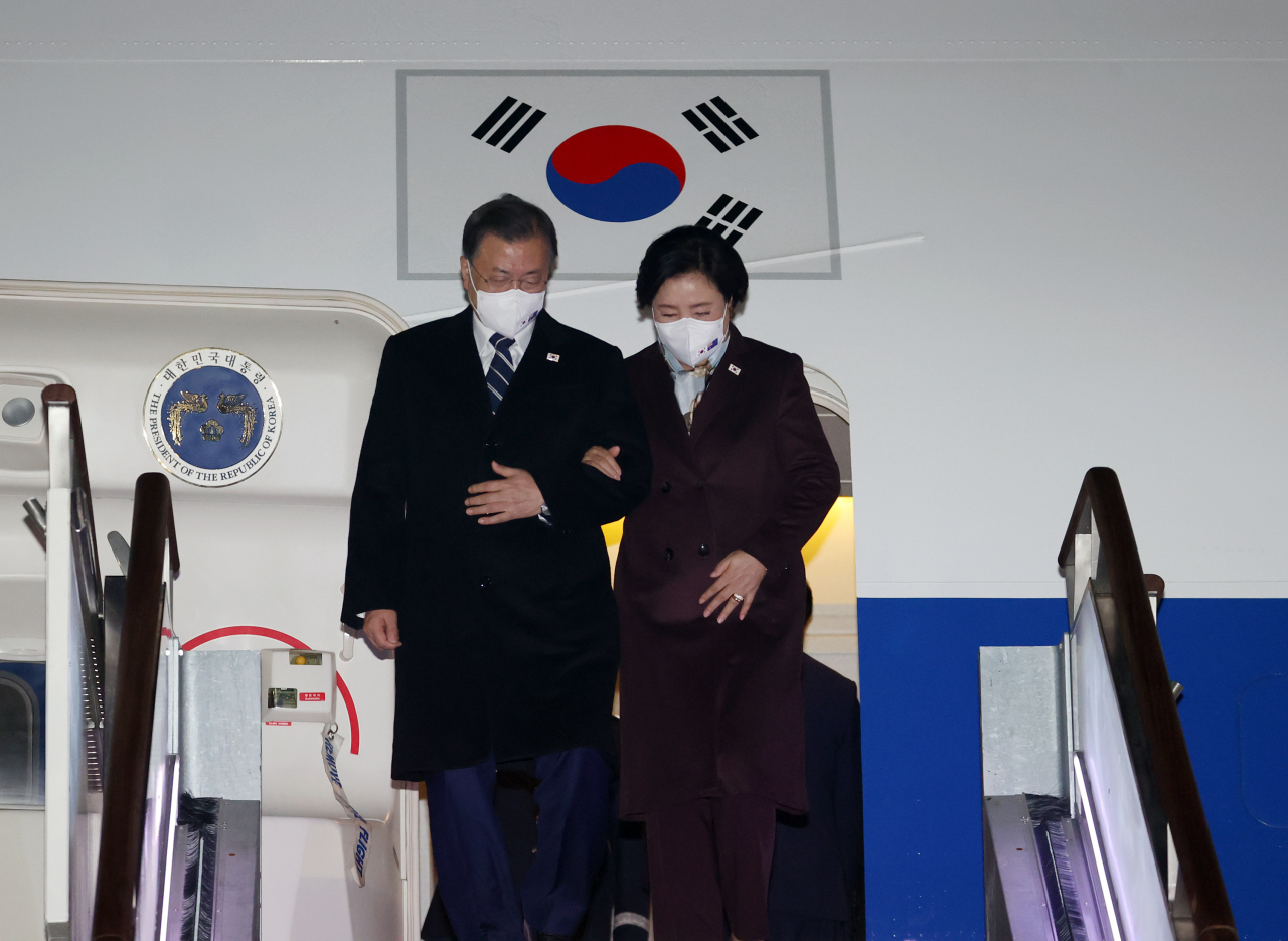 3박4일간 호주 국빈 방문을 마친 문재인 대통령 내외가 15일 성남 서울공항에 도착, 공군 1호기에서 내리고 있다. [연합]