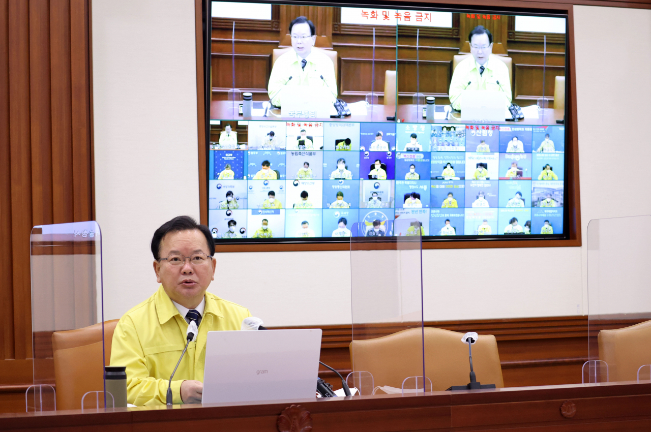 김부겸 국무총리가 15일 정부서울청사에서 열린 코로나19 대응 중앙재난안전대책본부 회의에서 발언하고 있다. [연합]
