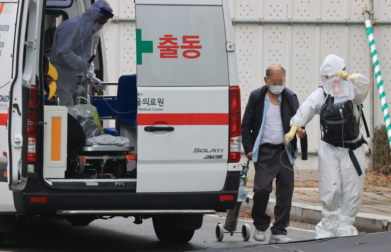 15일 코로나19 치료 전담 병원인 서울 중랑구 서울의료원에 도착한 구급차에서 환자가 이송되고 있다. [연합]