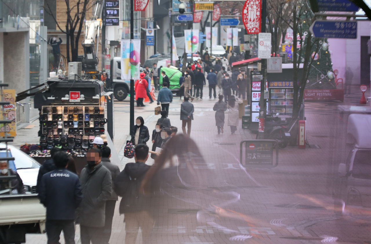 코로나19 확산세가 거세지자 정부가 단계적 일상회복을 사실상 중단하고 강력한 방역 조치 적용을 검토하고 있다. [연합]