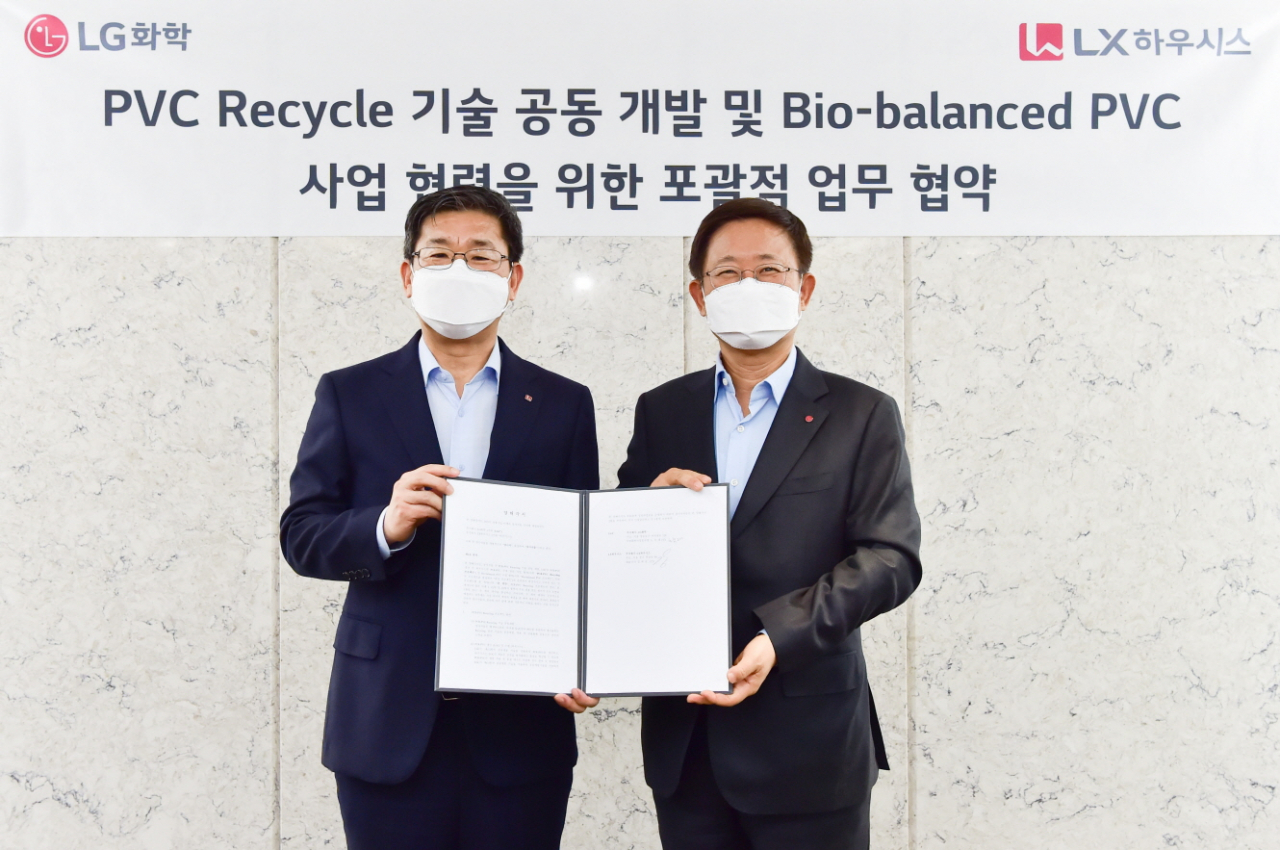 노국래(오른쪽) LG화학 석유화학사업본부장과 강계웅 LX하우시스 대표가 16일 LG서울역빌딩에서 PVC 재활용 기술 공동 개발 및 관련 친환경 사업 확대를 위한 업무협약(MOU)을 체결한 뒤 념촬영을 하고 있다. [LG화학 제공]