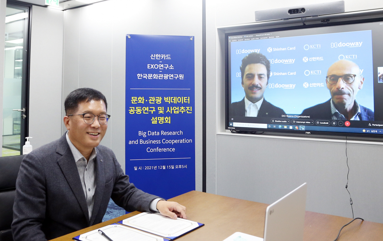 신한카드는 15일 이탈리아 문화·관광 빅데이터 공동 연구를 위한 설명회를 개최했다. 설명회는 김일봉(사진 왼쪽) 신한카드 라이프사업본부장, 파우스토 빌라니(Fausto Villani) 엑소 리체르카 대표, 김성진 한국문화관광연구원 정책정보센터장 등 관계자들이 참석한 가운데 영상 회의 방식으로 진행됐다.[신한카드 제공]