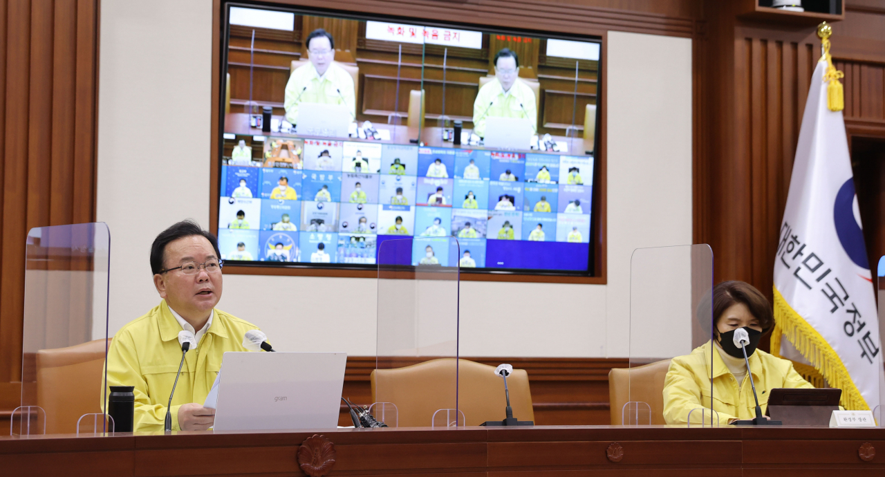 김부겸 국무총리가 16일 오전 정부서울청사에서 코로나19 대응 중앙재난안전대책본부 회의를 주재하고 있다. [연합]