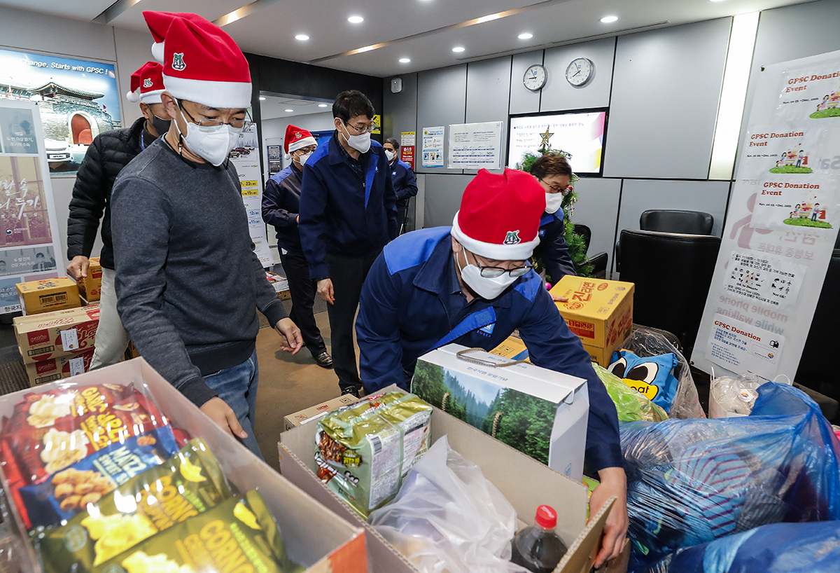 한국지엠 구매부분 임직원들이 15일 GM 한국사업장 부평 본사에서 열린 지엠한마음재단코리아 ‘사랑의 기부금 전달식’에 참석해 자발적으로 모금한 기부금과 기부 물품을 나르고 있다. [한국지엠 제공]