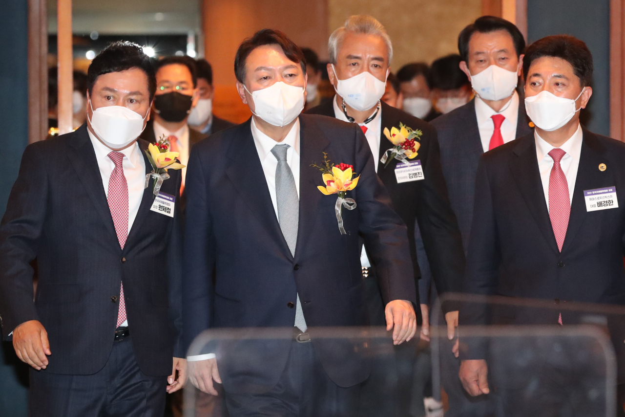 윤석열 국민의힘 대선 후보(왼쪽 두번째)와 원제철 한국국제물류협회 회장(왼쪽)이 지난 15일 오후 서울 중구 소공동 롯데호텔에서 열린 한국국제물류협회 포럼에 참석하고 있다. [연합]