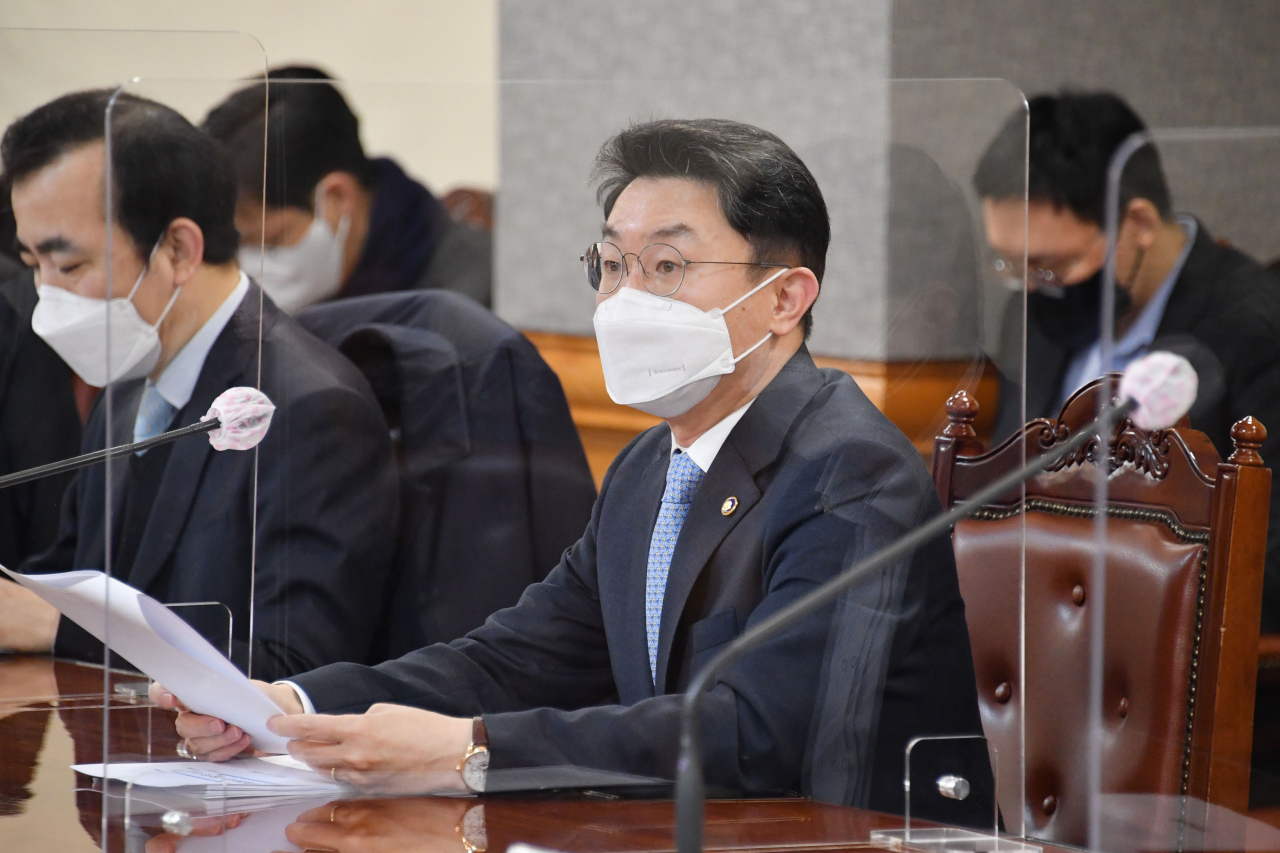 이억원 기획재정부 차관이 16일 서울 중구 은행회관에서 거시경제 금융회의를 주재하고 있다. 이 차관은 이 자리에서 미국 연방준비제도 연방공개시장위원회(FOMC)의 회의 결과가 시장 예상에 부합하는 수준으로 국내 금융시장에 미치는 영향은 제한적일 것이라며 시장 불안시 적기에 시장 안정조치를 취할 것이라고 밝혔다. [기획재정부 제공]