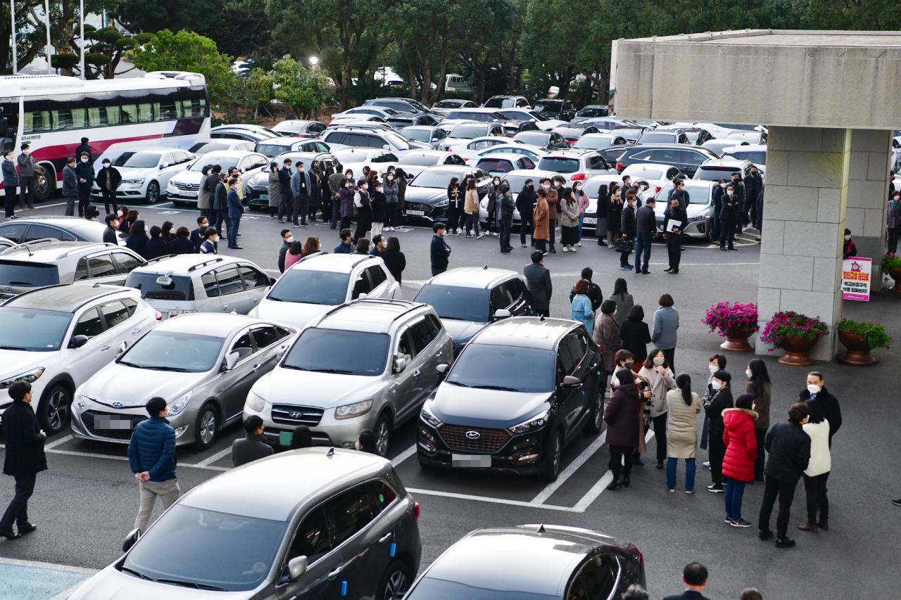 지난 14일 오후 제주 인근 해역에서 규모 4.9 지진이 발생한 뒤 제주도교육청 공무원들이 건물 밖으로 나와 있다. [연합]