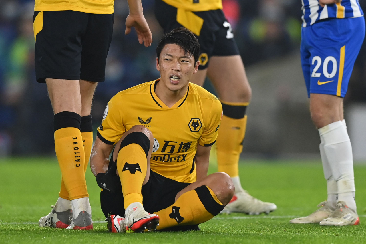 황희찬이 16일(한국시간) EPL 브라이턴전서 햄스트링 통증을 호소하며 그라운드에 주저앉아 있다. [AFP]