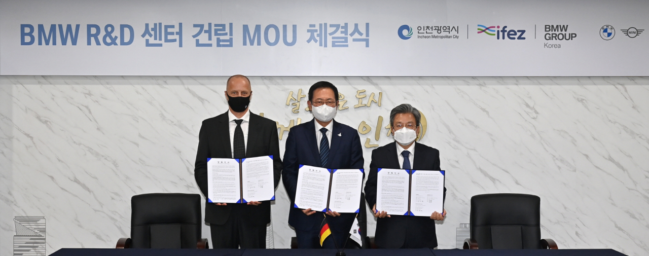 디터 스트로블(사진 왼쪽부터) BMW코리아 R&D 총괄 센터장, 박남춘 인천시장, 이원재 인천경제자유구역청장이 BMW R&D센터 건립 MOU 체결식을 진행하고 있다. [BMW그룹코리아 제공]