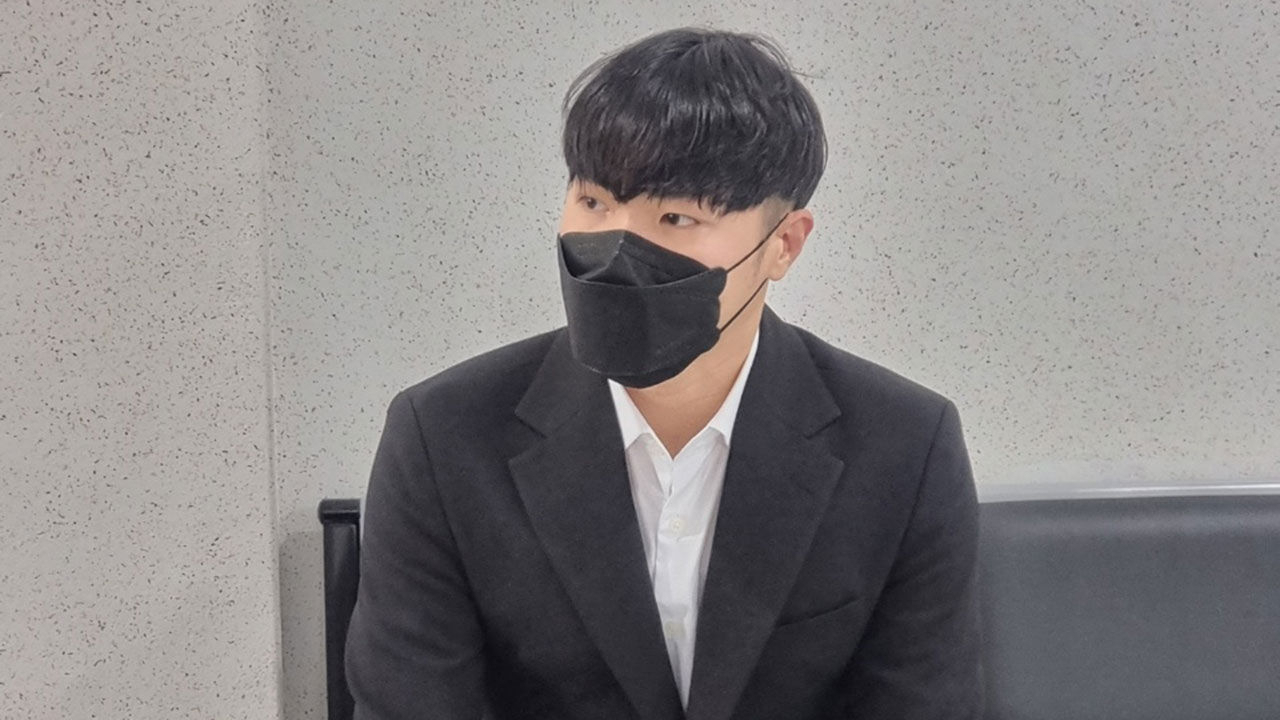 수면마취제 프로포폴을 상습적으로 투약한 혐의로 기소된 가수 휘성이 지난 10월 13일 항소심 선고공판에 참석하기 전 대기하고 있다. [연합]
