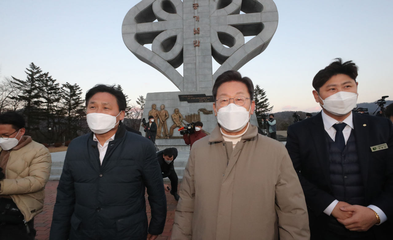 이재명 더불어민주당 대선 후보가 12일 경북 김천시 추풍령휴게소 경부고속도로 기념탑을 방문하고 있다. 이 후보는 이 자리에서 다주택자 양도세 과세 유예 방안을 처음 꺼냈다. [연합]