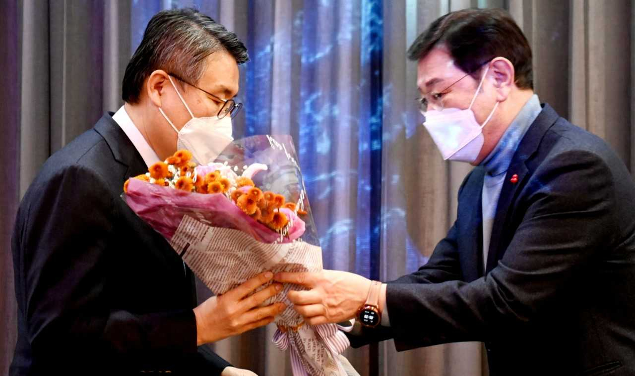 박상철 호남대 총장은 지난 15일 홀리데이인 광주 호텔에서 열린 ‘2021년 광주 자동차인의 날’ 행사에서 이용섭 광주광역시장으로부터 장관 표창을 전수 받았다