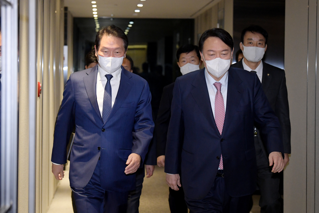 국민의힘 윤석열 대선후보(오른쪽)와 최태원 대한상의 회장이 16일 오전 서울 중구 대한상공회의소에서 열린 간담회에 참석하기 위해 이동하고 있다. [연합]
