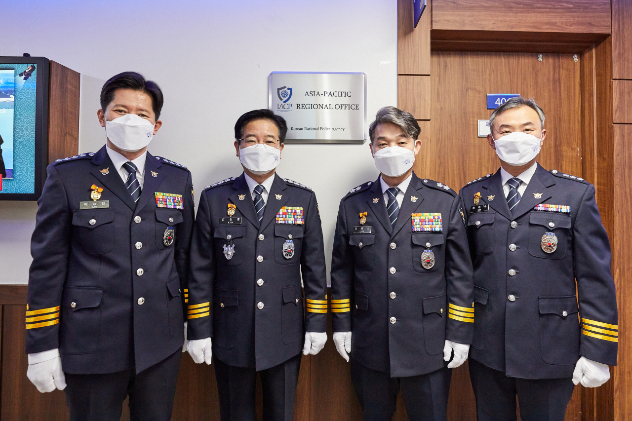 경찰청은 기존 인도가 운영하던 국제경찰장협회(IACP) 아시아·태평양 지역사무소를 한국에 설치해 본격적인 운영에 들어갔다고 16일 밝혔다. 이날 개소식에서 김창룡 경찰청장(왼쪽 두 번째)과 IACP 아태지역사무소장을 맡은 임용환 경찰청 외사국장(오른쪽 두 번째) 등이 기념사진을 촬영하고 있다. [경찰청 제공]