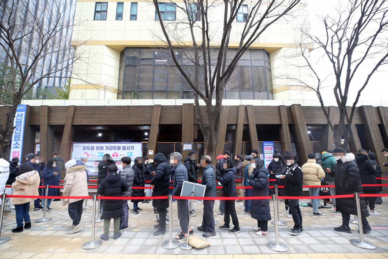 국내 신종 코로나바이러스감염증(코로나19) 신규 확진자 수가 7622명을 기록한 16일 오전 서울 송파구 보건소에 마련된 임시선별 진료소를 찾은 시민들이 검사 순서를 기다리고 있다. 중앙방역대책본부에 따르면 이날 0시 기준 신규 확진자 수는 7622명으로 기록됐고, 위중증 환자는 989명으로 다시 최다치를 기록했다. [연합]