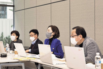 아워홈 구지은(왼쪽 세번째) 부회장이 신입사원 최종면접을 진행하고 있다. [아워홈 제공]