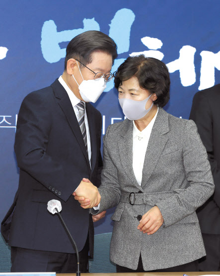 이재명 더불어민주당 대선 후보와 추미애 사회대전환위원회 위원장이 16일 오전 서울 여의도 민주당사에서 열린 위원회 출범식에서 인사를 하고 있다. 이상섭 기자