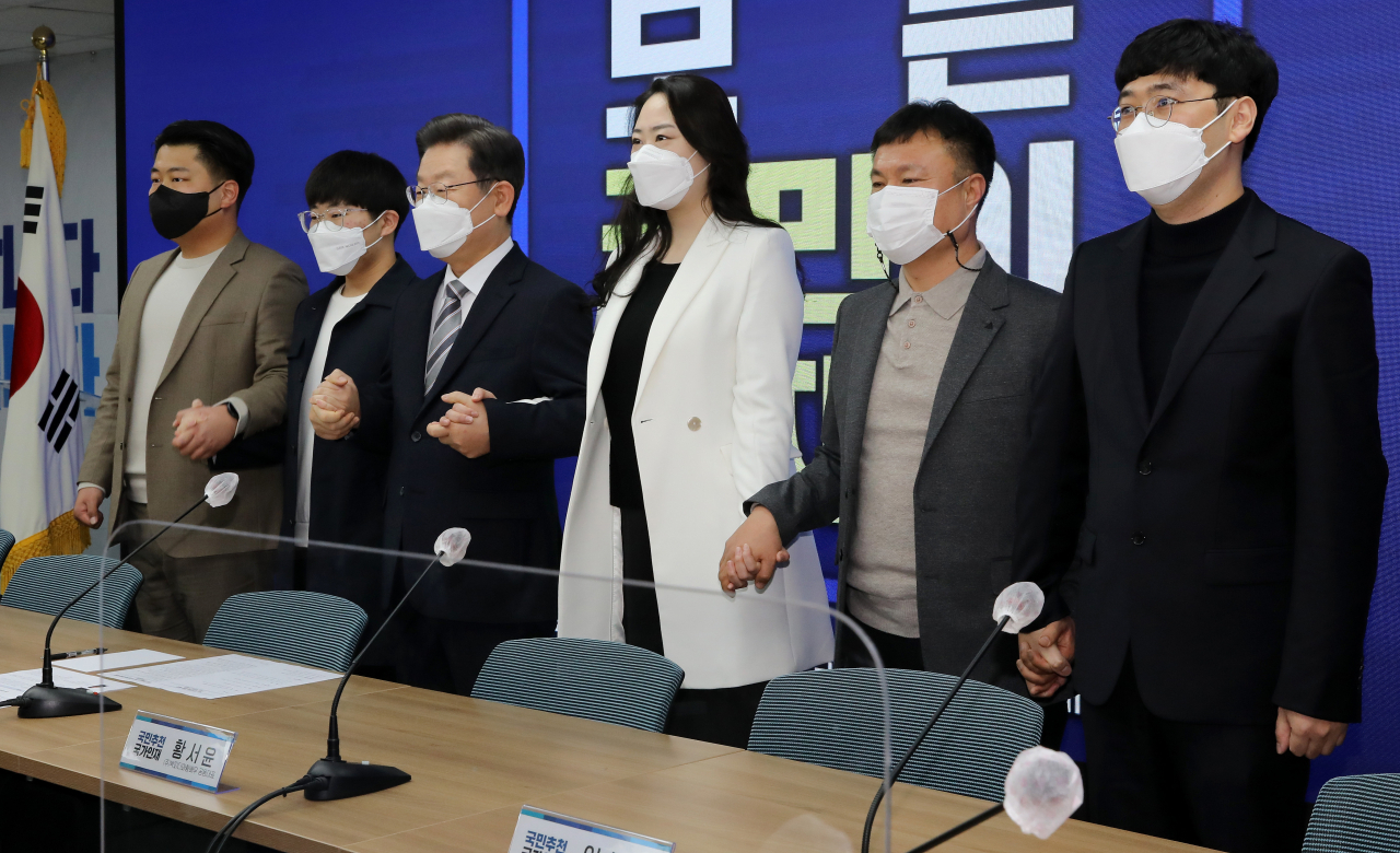 이재명 더불어민주당 대선후보와 영입 인재들이 16일 오전 서울 여의도 중앙당사에서 열린 2차 국가인재 영입발표에 앞서 기념사진을 찍고 있다. 사진 왼쪽부터 박성호 부산해동병원 응급실 간호사, 정예람 인천만수고 3학년, 이 후보, 황서윤 박피디와황배우 공동대표, 이선우 그린테그 대표, 박승권 직업환경의학과 전문의. [연합]