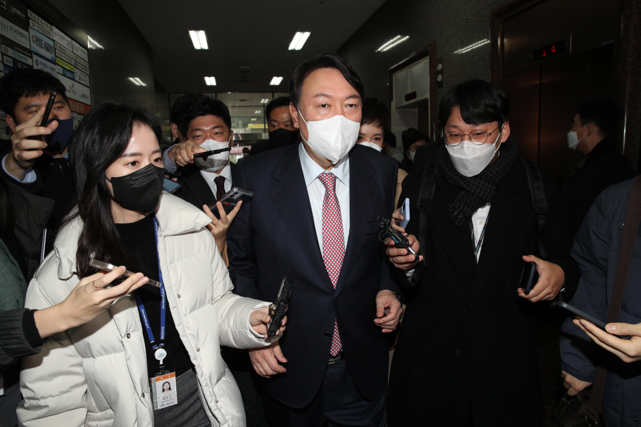 윤석열 국민의힘 대선 후보가 16일 오전 서울 여의도 새시대준비위원회 사무실을 나서며 취재진의 부인 김건희 씨 '허위 이력' 논란 관련 질문에 특별한 답변을 하지 않고 걸어가고 있다. [연합]
