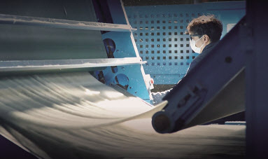 디아이티그린 진천공장의 내 난연 원부자재 생산라인. [디아이티그린 제공]