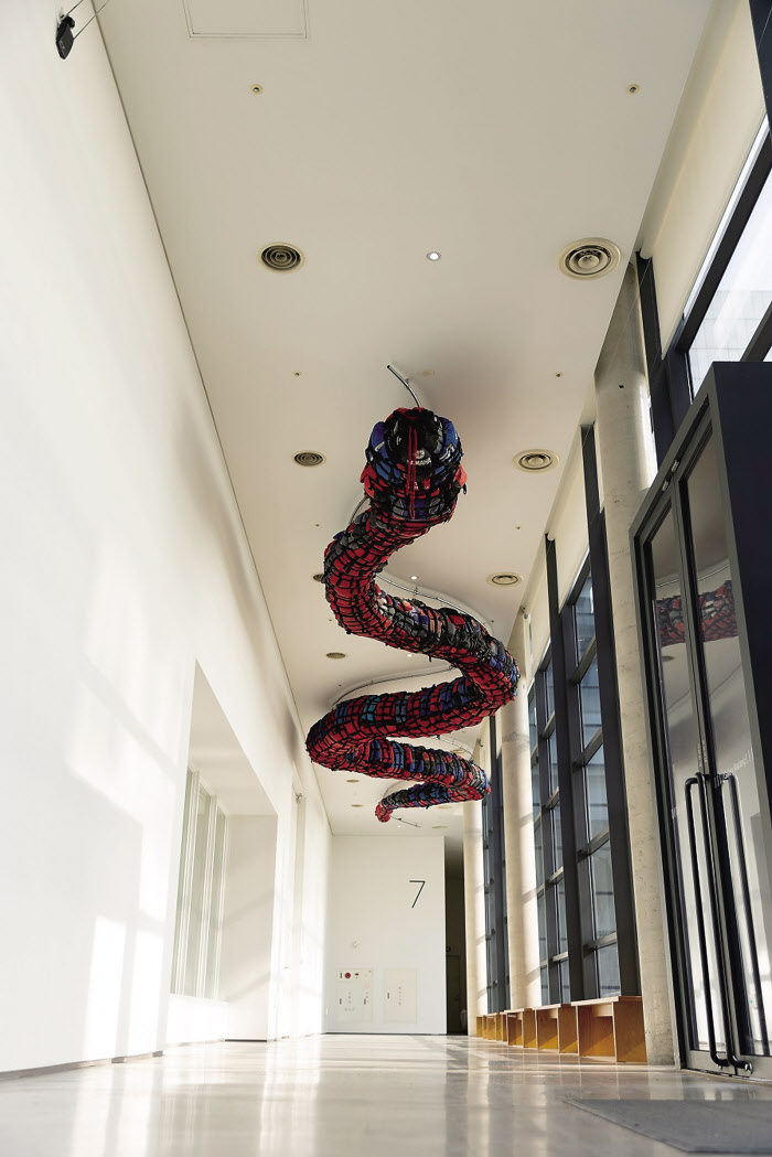 난민의 삶에 깊은 관심을 가지고 다양한 작품을 발표한 아이 웨이웨이의 ‘구명조끼 뱀(Life Vest Snake)’은 잊지 말고 기억해야 할 것을 일깨우는 작품이다. [국립현대미술관 제공]