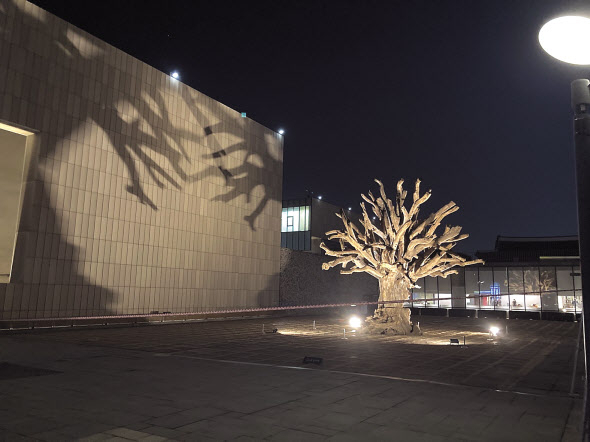 중국 남부 산악지대에서 수집한 은행나무, 녹나무, 삼나무 등 고목의 조각들을 짜맞춰 6m 높이로 세워진 한 그루의 ‘나무’는 “서로 다른 개인이 하나의 사회로 어우러지는 모습”과 닮았다. [국립현대미술관 제공]