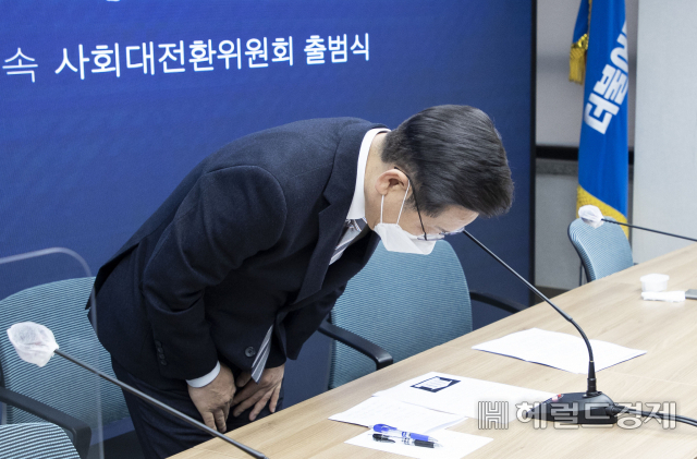 이재명 더불어민주당 대선후보가 16일 여의도 중앙당사에서 열린 사회대전환 위원회 출범식후 아들의 도박의혹과 관련 사과를 하고 있다. [이상섭 기자]