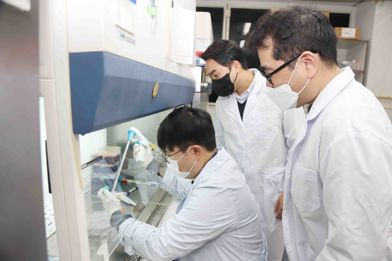 이무승(오른쪽) 박사 연구팀이 용혈성요독증후군 관련 실험을 진행하고 있다.[한국생명공학연구원 제공]