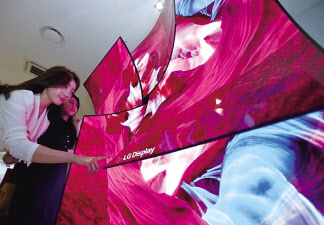 65인치 커브드 UHD OLED 디스플레이 4장을 이용해 만든 장미꽃 형태의 조형물. [LG디스플레이 제공]