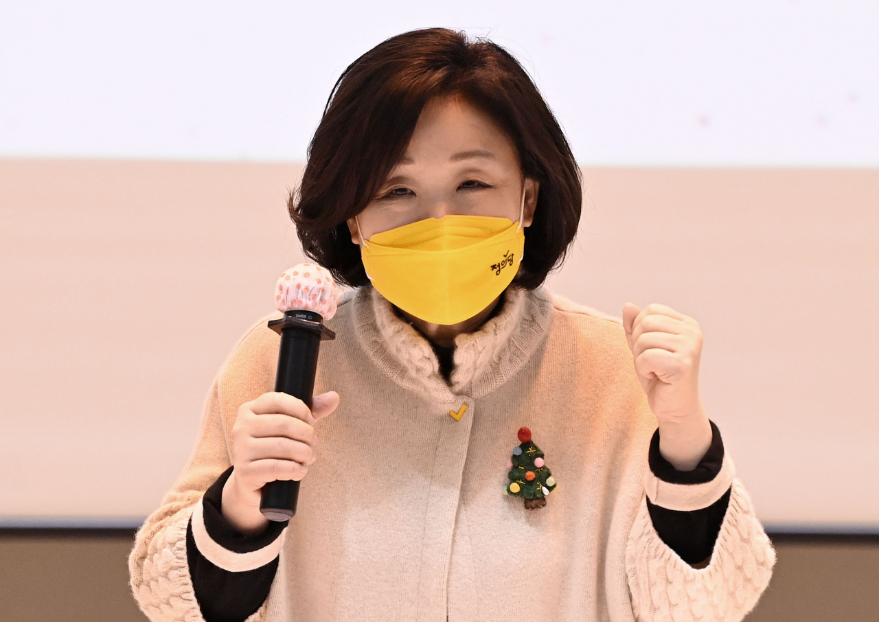 심상정 정의당 대선 후보가 16일 서울 동작구 스페이스살림에서 열린 '나라 바꾸는 여성' 선거대책본부 출범식에서 파이팅을 외치고 있다. [국회사진기자단]