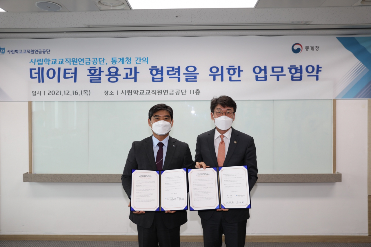 16일 '데이터 활용과 협력을 위한 업무협약' 협약식에서 사립학교교직원연금공단 주명현 이사장(왼쪽)과 류근관 통계청장 [사학연금 제공]