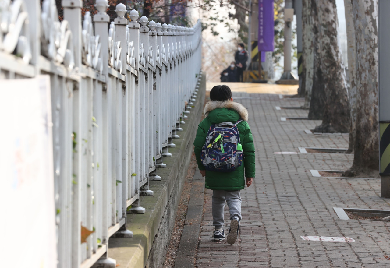 This photo shows an elementary school student going home on Dec. 16. (Yonhap)