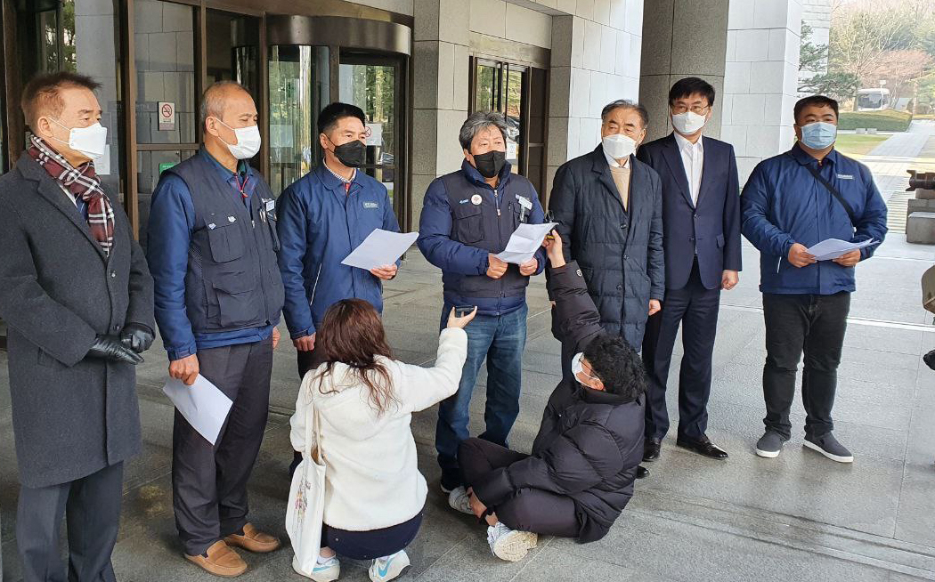 현대중공업 노조 측이 16일 대법원 앞에서 통상임금 판결에 환영하는 기자회견을 하고 있다. 대법은 이날 노조 승소 취지로 판결했다. [연합]