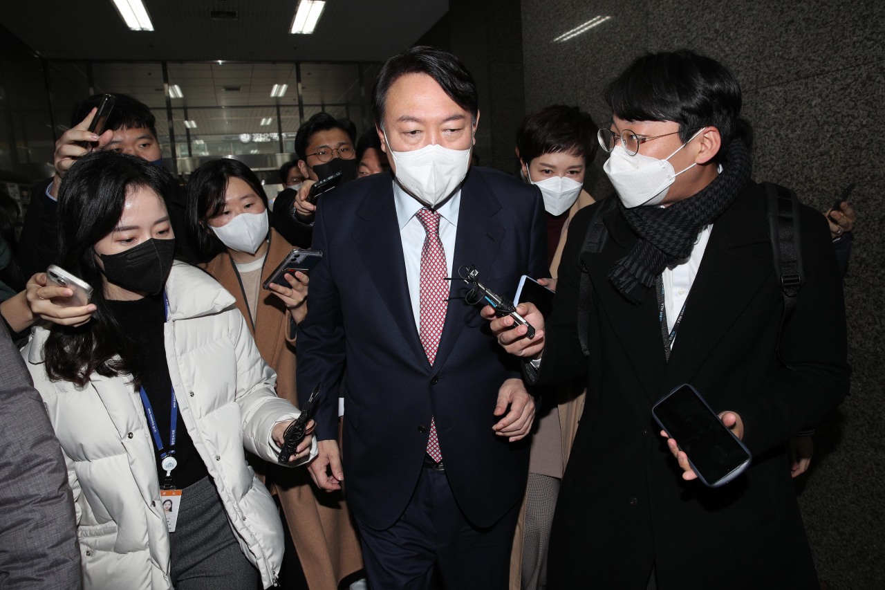 Yoon Suk-yeol, presidential nominee of the main opposition People Power Party, walks past reporters Thursday without answering their questions regarding the controversy surrounding his wife Kim Keon-hee. (Joint Press Corps)