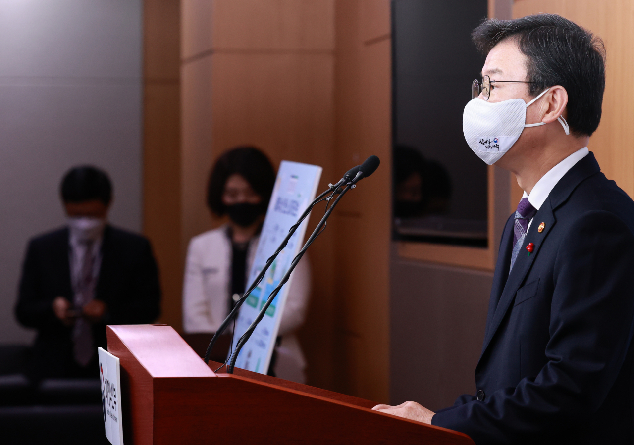 문성혁 해양수산부 장관이 16일 오후 정부세종청사 해양수산부에서 '해양수산분야 2050 탄소중립 로드맵'을 발표하고 있다. 그는 “탄소중립이 아니고 탄소 네거티브로 가겠다. 저희가 이렇게 정말 도전적이고 전향적인 목표를 갖다가 설정했는데, 가능할 것 같다”며 “저희는 가능할 것이라 믿는다.”고 강조했다.