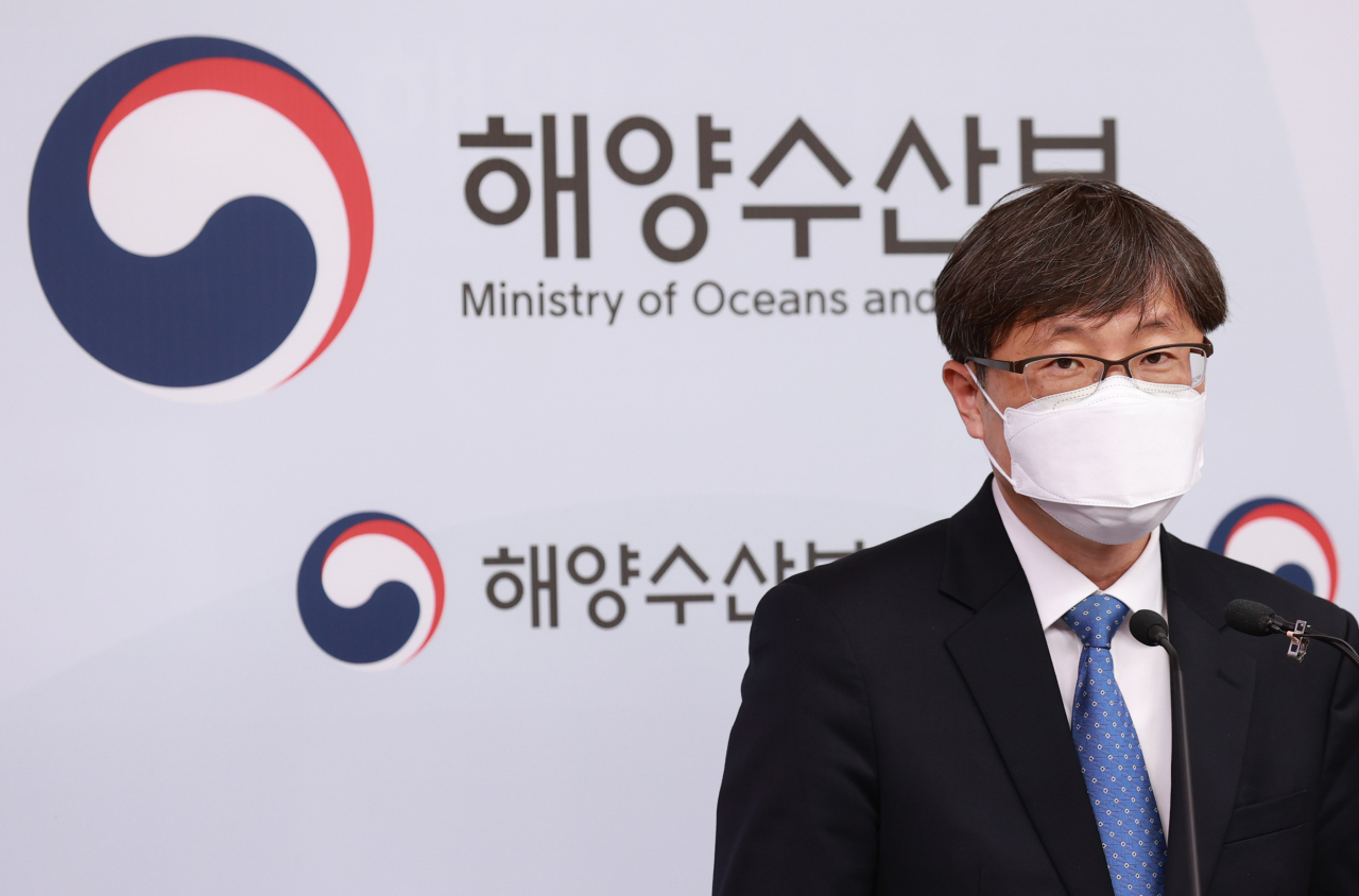 이철조 해양수산부 해양정책관이 15일 정부세종청사 해양수산부 브리핑실에서 해양치유 자원의 관리 및 활용에 관한 기본계획 내용을 사전 브리핑 하고 있다. 해양치유는 바닷바람, 파도소리, 바닷물, 갯벌, 백사장, 해양생물 등 바다 자원을 활용해 체질을 개선하고 면역력을 향상시키는 등 건물의 건강을 증진시키는 활동을 말한다. 해양수산부는 사계절 해양치유 콘텐츠를 발굴하고 해양치유센터와 해양치유지구를 조성하는 등 인프라를 구축하는 한편 관련 산업의 전문 인력을 양성하고 인증제도를 마련할 계획이다. 연합뉴스