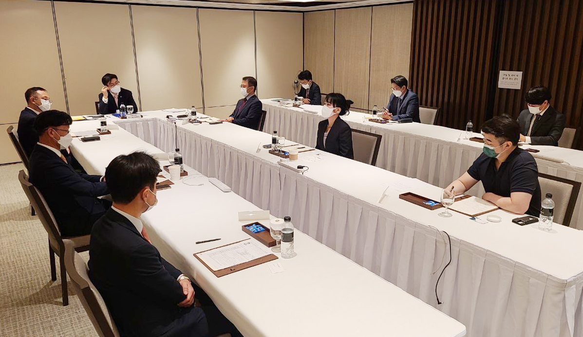 여한구 산업통상자원부 통상교섭본부장이 15일(현지시간) 싱가포르 샹그릴라호텔에서 열린 '싱가포르 진출 지상사 간담회'에서 인사말을 하고 있다. 이날 회의는 정홍범 현대차 글로벌 혁신센터 법인장, 임재성 포스코 인터내셔널 법인장, 서정근 현대 코퍼레이션 법인장을 비롯한 싱가포르 진출기업 관계자 등이 참석했다. [산업통상자원부 제공]