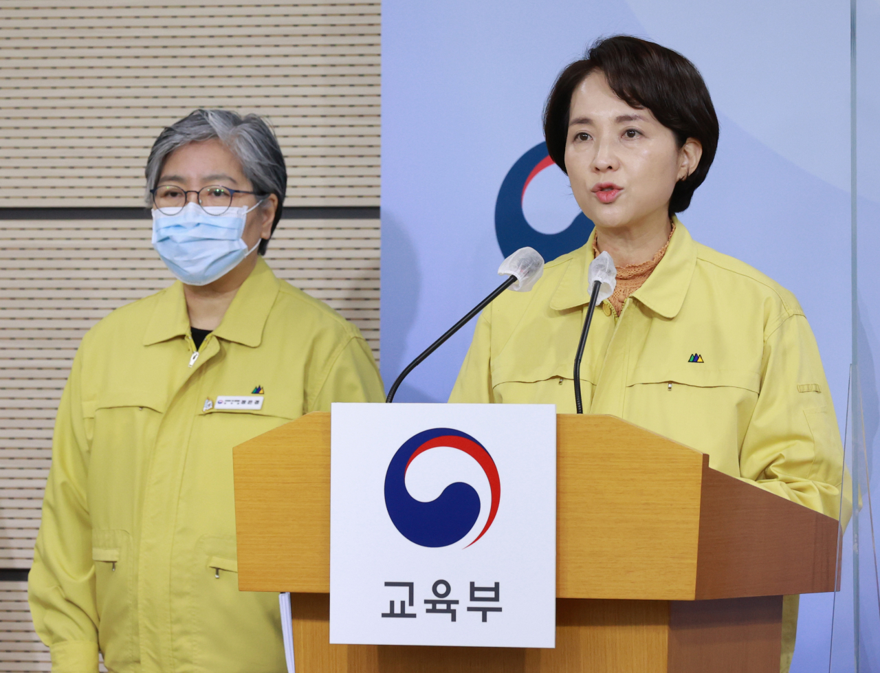 지난 1일 유은혜 사회부총리 겸 교육부 장관(오른쪽)이 정부세종청사 교육부에서 전면등교의 안정적 시행을 위한 대국민 호소 브리핑을 하고 있다. [연합]