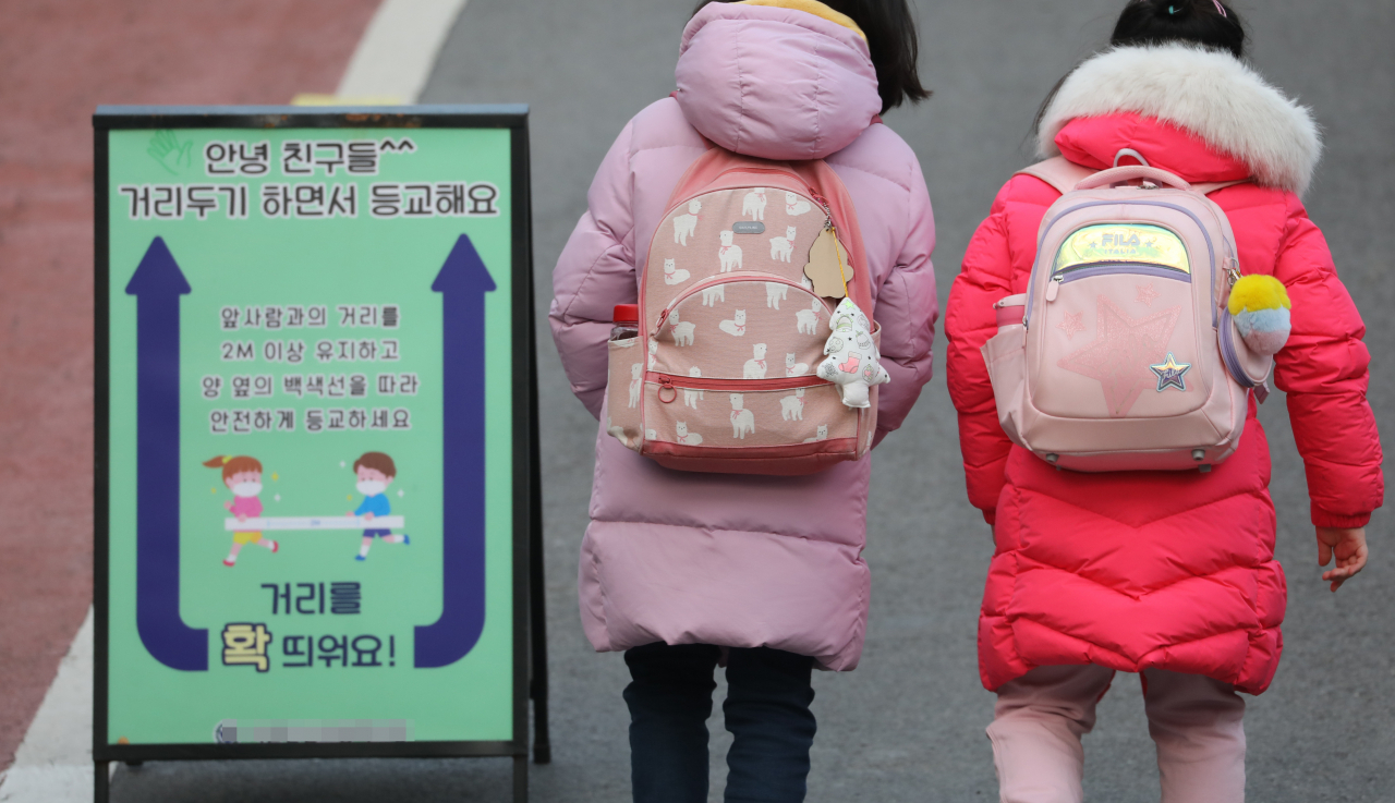 14일 서울 시내 한 초등학교에서 학생들이 등교하고 있다. 이날 서울시교육청에 따르면 전면 등교 시행 3주차인 지난 1주일 동안 코로나19에 확진된 서울 지역 학생이 2천명을 넘은 것으로 나타났다. [연합]
