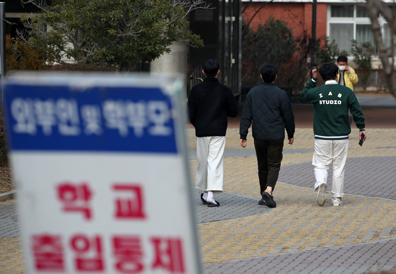15일 오전 확진자가 발생한 광주 광산구 한 고등학교에서 학생들이 신종 코로나바이러스 감염증(코로나19) 검사를 받기 위해 빈손으로 등교하고 있다. [연합]